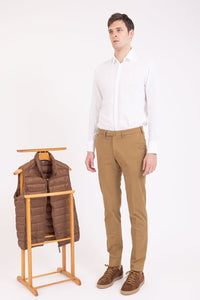 CHINO CHIC GABARDINE DE COTON STRETCH BEIGE KASAÏ - BZV3 - BERNARD ZINS