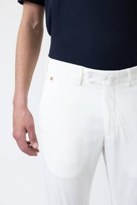 CHINO CHIC GABARDINE DE COTON STRETCH BLANC CASSÉ - BZV3 - BERNARD ZINS