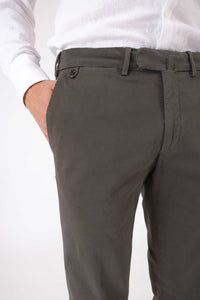 CHINO CHIC GABARDINE DE COTON STRETCH KAKI - BZV3 - BERNARD ZINS