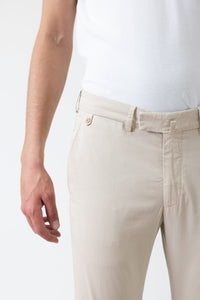 CHINO GABARDINE DE COTON STRETCH BEIGE GRÈS - BZV3 - BERNARD ZINS