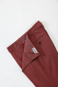 CHINO GABARDINE DE COTON STRETCH ROUGE EPICE - BZV2 - BERNARD ZINS