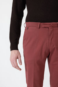 CHINO GABARDINE DE COTON STRETCH ROUGE EPICE - BZV2 - BERNARD ZINS